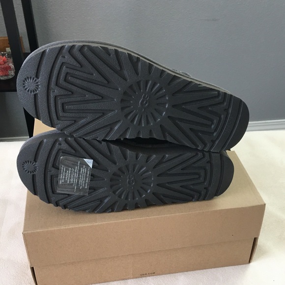 UGG CLASSIC MINI UGG RUBBER LOGO BOOT - Picture 5 of 7